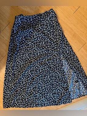 SHEIN Black A-Line Midi Skirt with White Floral Print